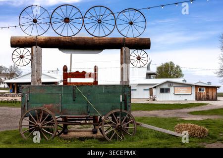 Atkins, Iowa, USA – 26. April 2026: Bloomsbury Farm Wagon Wheels and Big Chair Stockfoto