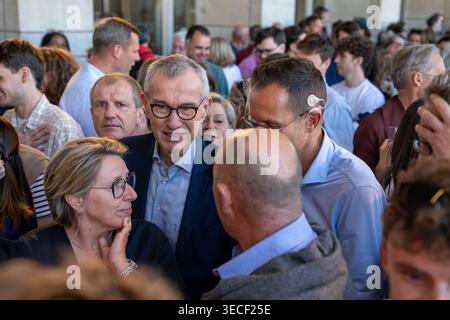 Brüssel, Belgien April 2026 30. Die flämische Sozialministerin Caroline Gennez und der Vize-Premierminister Frank Vandenbroucke stellten sich am Donnerstag, dem 30. April 2026, am Vorabend des Arbeitstages am 1. Mai, dem Internationalen Arbeitstag, in Brüssel ein Treffen der flämischen sozialistischen Partei Vooruit, der sozialistischen Sozialversicherungsgesellschaft Solidaris und der sozialistischen gewerkschaft ABVV vor. BELGA FOTO MARIUS BURGELMAN Credit: Belga News Agency/Alamy Live News Stockfoto