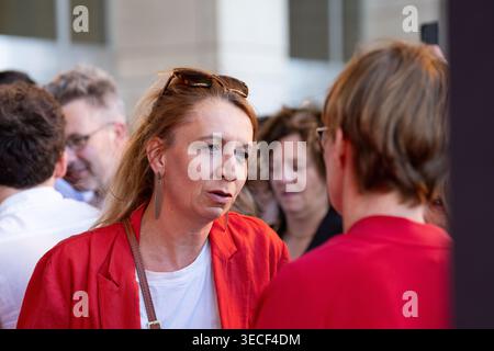 Brüssel, Belgien April 2026 30. Der Staatssekretär der Region Brüssel ans Persoons wurde auf einem Treffen der flämischen sozialistischen Partei Vooruit, der sozialistischen Sozialversicherungsgesellschaft Solidaris und der sozialistischen gewerkschaft ABVV am Donnerstag, dem 30. April 2026 in Brüssel, dem Vorabend des Arbeitstages am 1. Mai, dem Internationalen Arbeitstag, vorgestellt. BELGA FOTO MARIUS BURGELMAN Credit: Belga News Agency/Alamy Live News Stockfoto