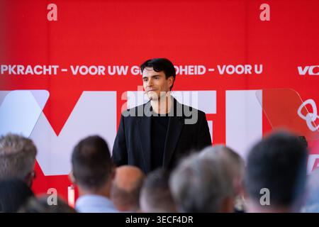 Brüssel, Belgien April 2026 30. Der Vorsitzende von Vooruit, Conner Rousseau, wurde auf einem Treffen der flämischen sozialistischen Partei Vooruit, der sozialistischen Sozialversicherungsgesellschaft Solidaris und der sozialistischen gewerkschaft ABVV am Donnerstag, dem 30. April 2026 in Brüssel, dem Vorabend des Arbeitstages am 1. Mai, dem Internationalen Arbeitstag, vorgestellt. BELGA FOTO MARIUS BURGELMAN Credit: Belga News Agency/Alamy Live News Stockfoto