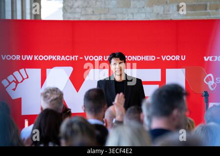 Brüssel, Belgien April 2026 30. Der Vorsitzende von Vooruit, Conner Rousseau, wurde auf einem Treffen der flämischen sozialistischen Partei Vooruit, der sozialistischen Sozialversicherungsgesellschaft Solidaris und der sozialistischen gewerkschaft ABVV am Donnerstag, dem 30. April 2026 in Brüssel, dem Vorabend des Arbeitstages am 1. Mai, dem Internationalen Arbeitstag, vorgestellt. BELGA FOTO MARIUS BURGELMAN Credit: Belga News Agency/Alamy Live News Stockfoto