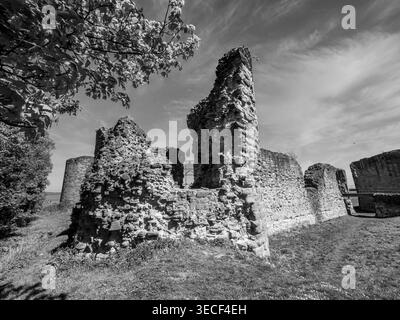 Schwarz-weiß-Bild der verlassenen mittelalterlichen Festung Flint Castle [Castell Flint] in der Stadt Flint in Nordwales Cymru am Fluss Dee Stockfoto