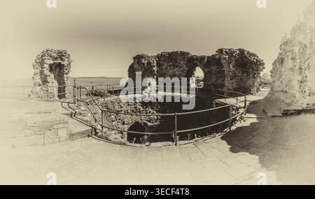 Schwarz-weiß-Bild der verlassenen mittelalterlichen Festung Flint Castle [Castell Flint] in der Stadt Flint in Nordwales Cymru am Fluss Dee Stockfoto