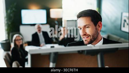 Geschäftsmann, Besprechung und Präsentation mit Team auf Whiteboard im Büro für geschäftliche Ideen. Mann, Sprecher oder Plan mit Gruppe von zeigen Stockfoto