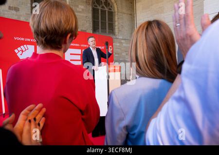 Brüssel, Belgien April 2026 30. Der Vorsitzende der FGTB-ABVV, Bert Engelaar, wurde am Donnerstag, den 30. April 2026, am Vorabend des Arbeitstages am 1. Mai, dem Internationalen Arbeitstag, in Brüssel auf einem Treffen der flämischen sozialistischen Partei Vooruit, der sozialistischen Sozialversicherungsgesellschaft Solidaris und der sozialistischen gewerkschaft ABVV, vorgestellt. BELGA FOTO MARIUS BURGELMAN Credit: Belga News Agency/Alamy Live News Stockfoto