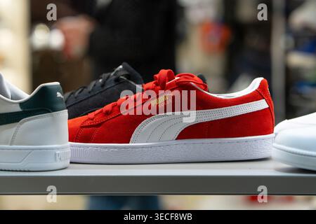 Puma Schuhe in einem Ladenregal. Puma XL Sneakers aus Wildleder. Minsk, Weißrussland - 31. März 2025 Stockfoto