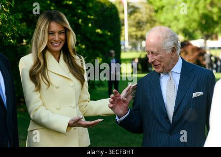Melania Trump lächelt und gibt während eines Besuchs im Freien auf dem Gelände des Weißen Hauses Gesten in Richtung König Karl III., im Hintergrund sind Grün und Sicherheit sichtbar. Bild mit freundlicher Genehmigung des Weißen Hauses. Stockfoto