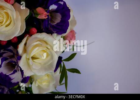 Blumenhintergrund. Strauß aus mehrfarbigen Rosen aus nächster Nähe. Hintergrund heller mehrfarbiger Rosen. Farbenfrohe romantische Dekoration von Rosen. Stockfoto