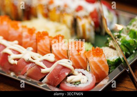 Eine Auswahl an japanischen Meeresfrüchten, darunter Brötchen mit Mayonnaise und Fischeiern. Stockfoto