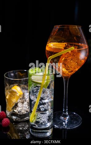 Drei farbenfrohe erfrischende Cocktails im Pub Stockfoto