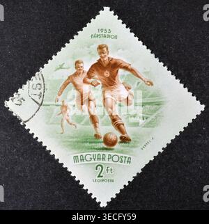 Gestempelte Briefmarke, gedruckt von Ungarn, die den Fußball zeigt und die Eröffnung des Volksstadions fördert, um 1953. Stockfoto