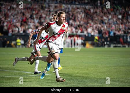 Madrid, Spanien. 30. April 2026. Alexandre Zurawski von Rayo Vallecano feierte, nachdem er im Halbfinale der UEFA Conference League, dem Spiel zwischen RAYO VALLECANO und STRASSBURG im Vallecas Stadium, ein Tor von 1-0 erzielte. (Quelle: Leopold Soglo/Alamy Live News) Stockfoto