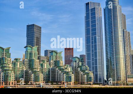 Moderne Stadtsilhouette von London mit Hochhaustürmen für Wohnzwecke und zeitgenössischen Wohnhäusern mit Glasfassaden. Der Skyline gehören Stockfoto