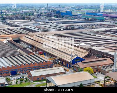 Aus der Vogelperspektive des Industriekomplexes Dalmine mit großen Fabriklagern und Schornsteinen in Dalmine, Lombardei, Italien. Stockfoto