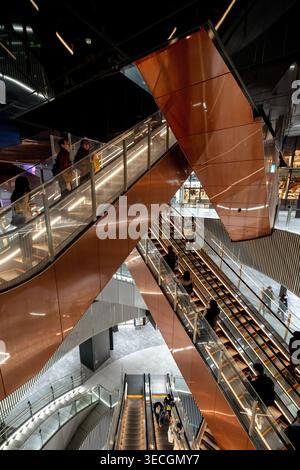 Moderne Rolltreppe im Geschäftskomplex im Bezirk Shibuya in Tokio, Japan Stockfoto