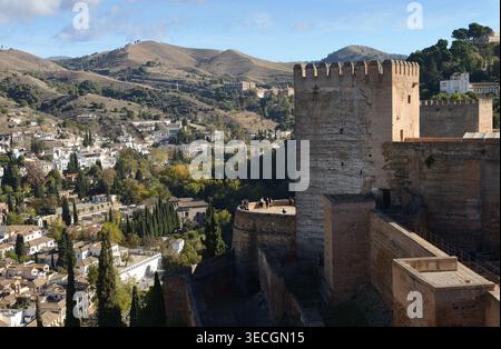 Granada, Spanien – 8. November 2025: Blick von den Mauern und Türmen der Festung Alhambra auf das Viertel Albaicin und die umliegenden Hügel. Stockfoto