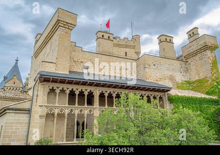 OLITE, SPANIEN - 2. MAI 2015: Blick auf das Innere des Königspalastes von Olite (Palast der Könige von Navarra oder Burg von Olite), von den Türmen oder Stockfoto