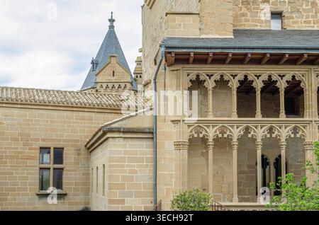 OLITE, SPANIEN - 2. MAI 2015: Blick auf das Innere des Königspalastes von Olite (Palast der Könige von Navarra oder Burg von Olite), von den Türmen oder Stockfoto