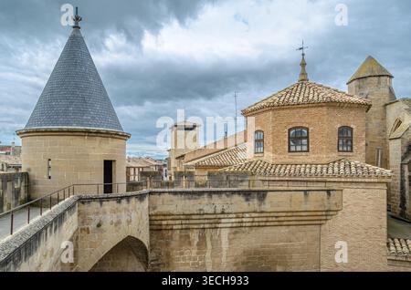 OLITE, SPANIEN - 2. MAI 2015: Blick auf das Innere des Königspalastes von Olite (Palast der Könige von Navarra oder Burg von Olite), von den Türmen oder Stockfoto
