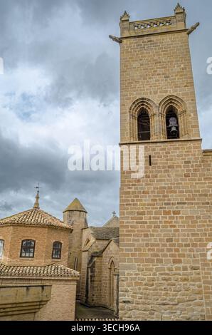 OLITE, SPANIEN - 2. MAI 2015: Blick auf das Innere des Königspalastes von Olite (Palast der Könige von Navarra oder Burg von Olite), von den Türmen oder Stockfoto
