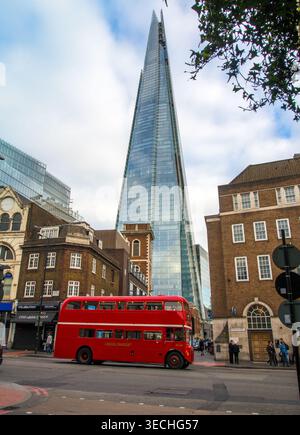 London - 20. August 2016: Verkehr in London mit Scherben im Hintergrund Stockfoto