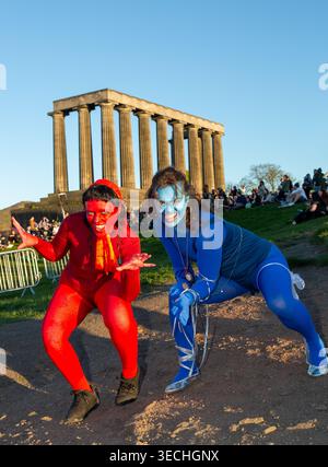 Edinburgh, Schottland, Vereinigtes Königreich. 30. April 2026. Festivalbesucher das Beltane Fire Festival auf Calton Hill mit dem National Monument of Scotland als Hintergrund © Richard Newton / Alamy Live News Stockfoto