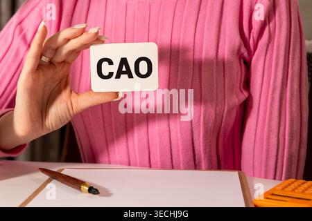 Geschäftsmann zeigt Visitenkarte mit der Aufschrift CAO Stockfoto