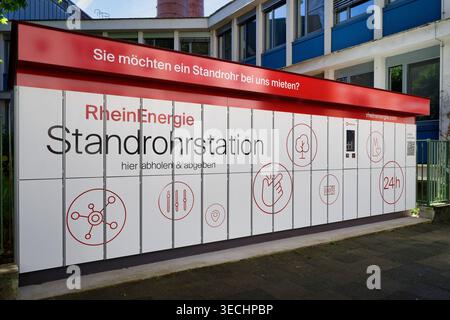 Köln, Deutschland April 30 2026: Automatisierte 24/7 Pick-up-Station von RheinEnergie zur Anmietung von Standrohren in Köln. Ein Beispiel für eine moderne Infrastruktur Stockfoto
