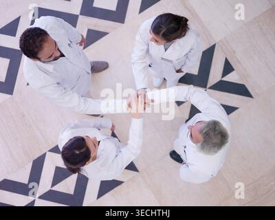 Medizinisches Team aus dem Nahen Osten, das im Krankenhausflur zusammenarbeitet und Teamarbeit und Einheit zeigt Stockfoto