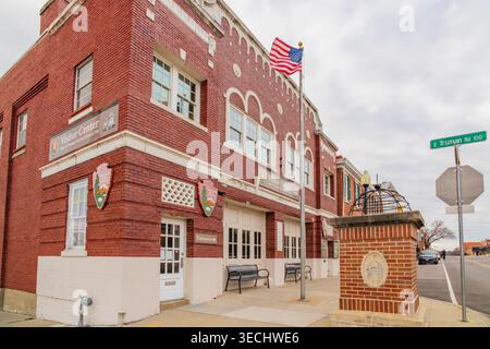Kansas, USA, 18. JAN 2026 - Ein rotes Backsteingebäude dient als Besucherzentrum der Bess Truman National Historic Site unter bewölktem Himmel. Stockfoto