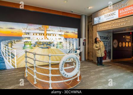 Kansas, USA, 18. JAN 2026 - Eine Frau schaut sich ein großes Wandgemälde eines Schiffsdecks neben dem Eingang der Titanic-Ausstellungsgalerie an. Stockfoto