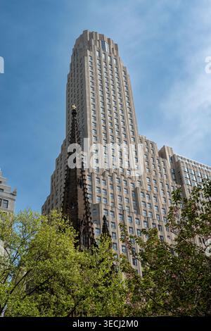 One Wall Street liegt am Broadway gegenüber der berühmten Trinity Church, 2026, NYC, USA Stockfoto