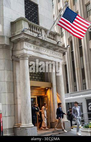 Am Eingang zur New Yorker Börse an der Wall Street steht die amerikanische Flagge 2026, New York City, USA Stockfoto