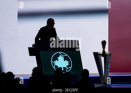 VANCOUVER, KANADA - 30. APRIL 2026: Die Silhouette von Gianni Infantino (auf dem Podium), FIFA-Präsident, wird während einer Videopräsentation auf dem 76. FIFA-Kongress im Vancouver Convention Centre auf einem hellen digitalen Bildschirm gesehen. Die Trophäe für die FIFA-Weltmeisterschaft steht im Vordergrund, da 211 Mitgliedsverbände sich treffen, um die Vorbereitungen für die erweiterte FIFA-Weltmeisterschaft 2026 mit 48 Mannschaften abzuschließen. Dieses abstrakte Bild fängt die Atmosphäre des letzten Gipfels der Regierungsführung ein, bevor das Turnier im Juni in ganz Nordamerika beginnt. Joe Ng/Alamy Live News Stockfoto