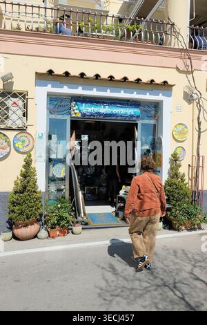 Touristen gehen in die handwerkliche Töpferei L'arte della ceramica, die der Keramikkünstlerin Lisa Cinque gehört; Positano, Italien; Einkaufsmöglichkeiten; Amalfiküste. Stockfoto