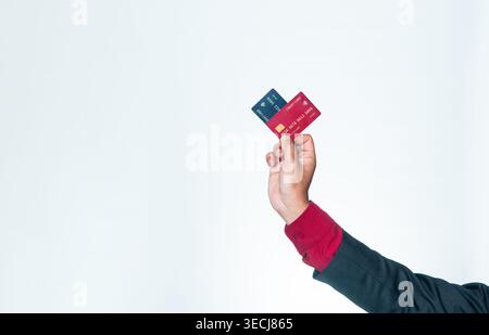 Nahaufnahme einer Hand eines Mannes in einem Anzug, der eine rote und eine schwarze Kreditkarte hält, isoliert auf weißem Hintergrund, repräsentierend finanzielle Wahl, Bankdienstleistung Stockfoto