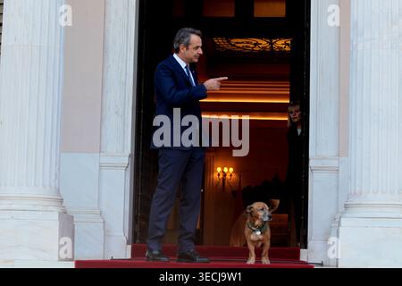 Griechenlands Premierminister Kyriakos Mitsotakis streichelt seinen Hund Peanut, bevor Monacos Fürst Albert II. Im Herrenhaus Maximos eintrifft Stockfoto