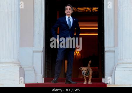 Griechenlands Premierminister Kyriakos Mitsotakis streichelt seinen Hund Peanut, bevor Monacos Fürst Albert II. Im Herrenhaus Maximos eintrifft Stockfoto