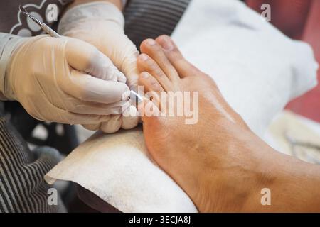 Die Fußpflege findet in einem Salon statt Stockfoto