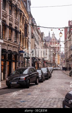Lille, Frankreich - 28. Dezember 2018. Outdoor-Szene mit einer Straße im Stadtzentrum von Lille, Frankreich, im frühen Winter. Stockfoto