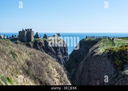 Stonehaven, Schottland, Großbritannien - 12. April 2025: Die Ruinen von Dunnottar Castle thronen auf dramatischen Klippen mit Blick auf die Nordsee Stockfoto
