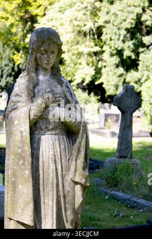 Ein Grabstein auf dem Bedworth Cemetery, Warwickshire, England, Großbritannien Stockfoto
