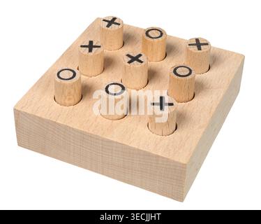 Hölzernes Tic-Tac-Toe-Spiel isoliert auf weißem Hintergrund Stockfoto