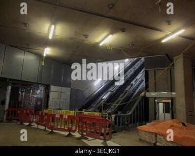 Der Eingangskorridor mit Rolltreppen, Aufzug und Türen am neuen Eingang der Tottenham Court Road während des Bauens von Crossrail im Jahr 2017. Baumaterialien und Sicherheitsausrüstungen im Blick. Das Bild wurde während einer Pressetour am 18. Oktober aufgenommen. Die Bauarbeiten begannen 2009, aber Crossrail, heute bekannt als Elizabeth Line, wurde erst im Mai 2022 eröffnet, nachdem es zu Verzögerungen kam und sein ursprüngliches Budget überschritten hatte. Das Projekt prioratisierte die Umwelt mit 7 Millionen Tonnen ausgehobenem Material, um Naturschutzgebiete zu schaffen. Das Projekt beinhaltete den Bau von 42 km neuen Doppeltunneln unter London. Stockfoto