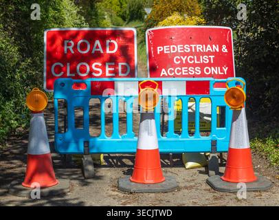 Straßensperre und Absperrung auf der kleinen Landstraße, Suffolk, England, Großbritannien Stockfoto