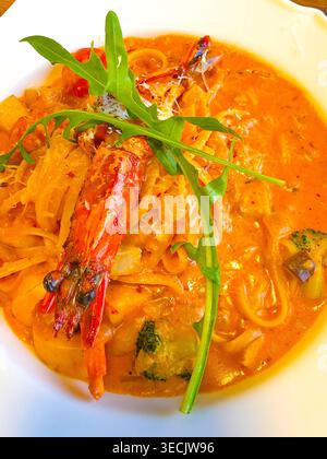 Spaghetti mit Garnelen und Olivenöl mit Knoblauchsoße. Garnelenpasta auf einem Teller Stockfoto