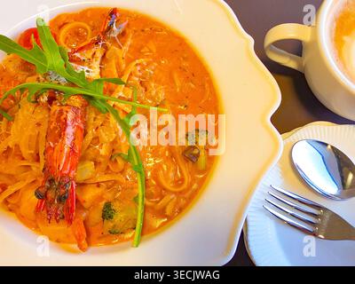 Spaghetti mit Garnelen und Olivenöl mit Knoblauchsoße. Garnelenpasta auf einem Teller Stockfoto
