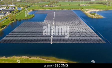 Luftaufnahme des schwimmenden Solarparks Sekdoornse Plas mit Tausenden von Photovoltaik-Panels auf der Wasseroberfläche umgeben von grünen Feldern in Zwolle, OV Stockfoto
