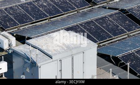 Luftaufnahme des schwimmenden Solarparks Sekdoornse Plas mit Solarpaneelen bedeckt mit Vogelkot und einem elektrischen Transformatorkasten Zwolle, Overijssel, N Stockfoto
