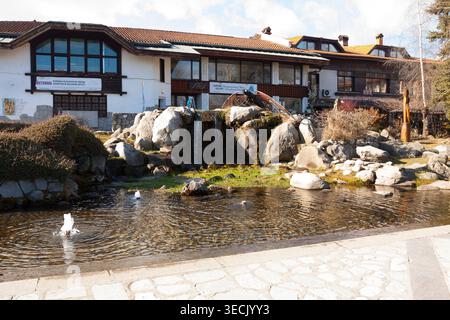 Stadtbild des Skigebietes Bansko im Pirin-Gebirge im Winter, Bansko, Bulgarien. Stockfoto